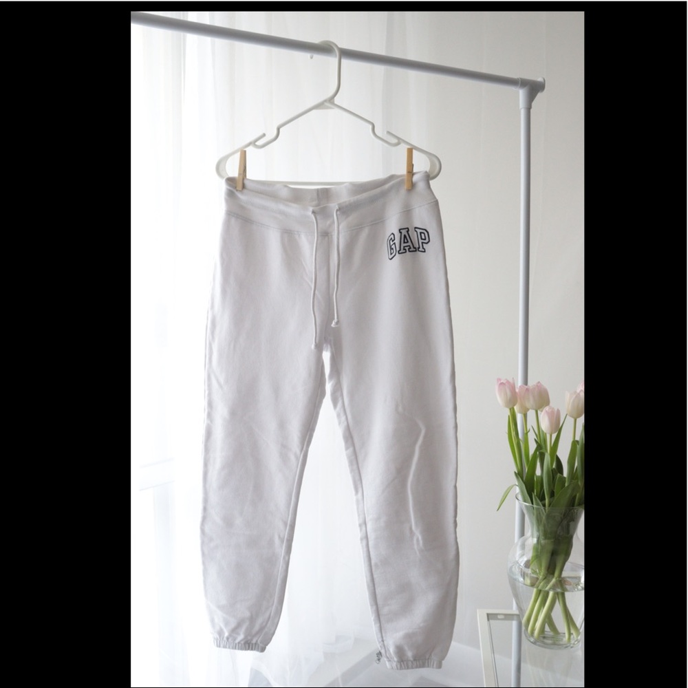 COPY - WHITE GAP SWEATPANTS ☁️